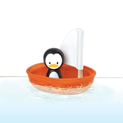 Pingüino en velero de madera