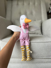 Patito de tela con overall de cuadros rosas  (40cms)