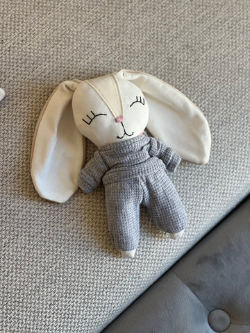 Conejo con pijama gris  (20 cm)