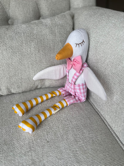 Patito de tela con overall de cuadros rosas  (40cms)