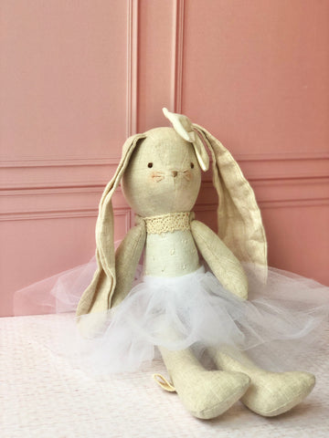 Conejo de tela beige con tutú blanco