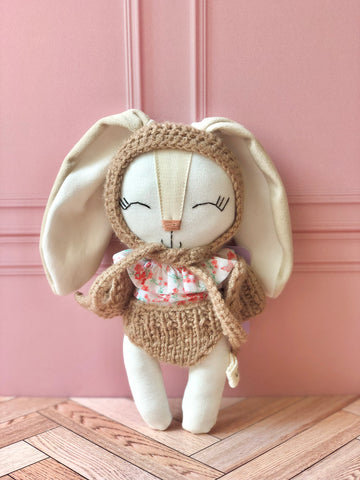 Coneja con set floral crochet café  (Colección pascua edición limitada)