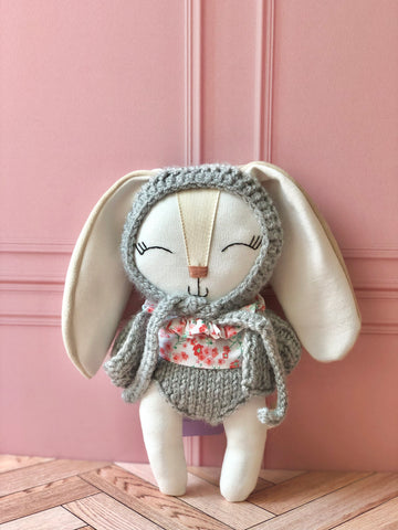 Coneja con set floral crochet gris (Colección pascua edición limitada)