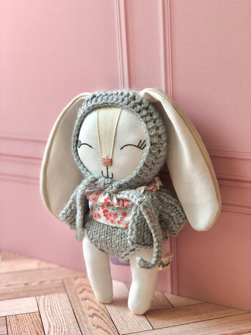 Coneja con set floral crochet gris (Colección pascua edición limitada)