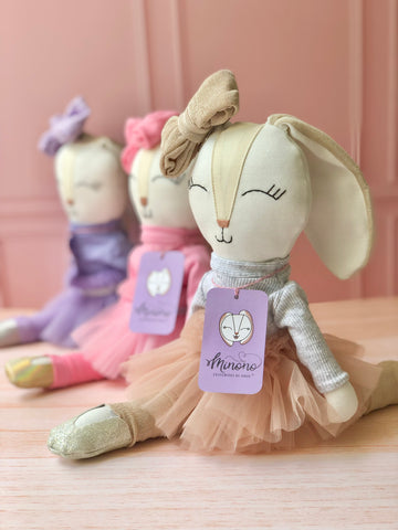 Coneja bailarina con tutu beige y suéter gris (20 cm)