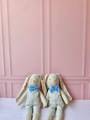 Conejo con overall de rayas grises y moño azul