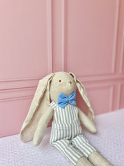 Conejo con overall de rayas grises y moño azul